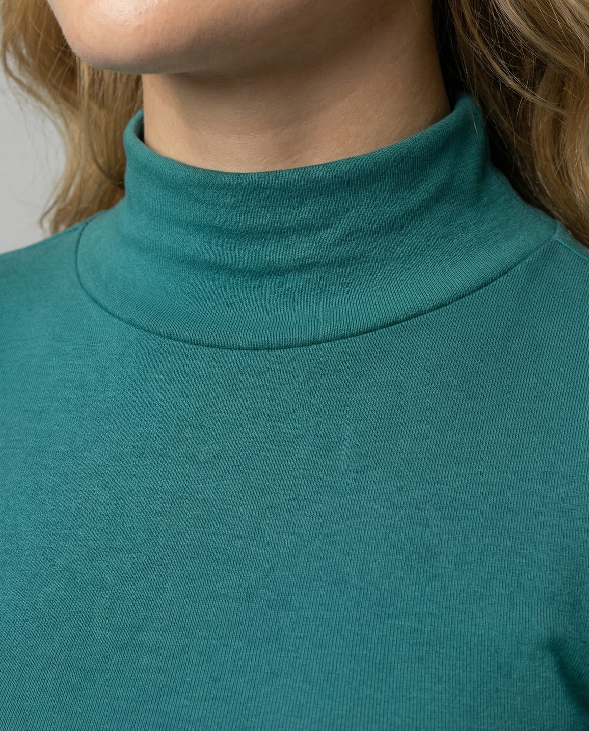 Fine knit seamless turtleneck sweater women